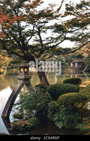 Steinlaterne und ein See im schönsten Garten Japans Kenrokuen in Kanazawa Stockfoto