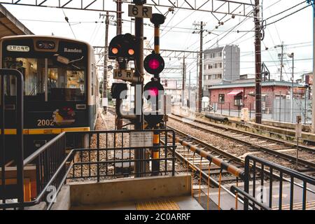 Straßenzug wartet auf dem Bahnhof in Kyoto Japan Stockfoto