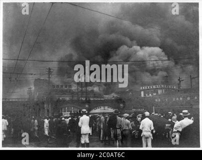 [ Japan der 1920er Jahre - Erdbeben des Großen Kanto ] - Evakuierte beobachten enorme Brände im Tokioter Geschäftsviertel Marunouchi, die durch das Erdbeben des Großen Kanto (Kanto Daishinsai) am 1. September 1923 (Taisho 12) verursacht wurden. Das Beben, das auf der Richterskala eine geschätzte Größe zwischen 7.9 und 8.4 hatte, verwüstete Tokio, die Hafenstadt Yokohama, die umliegenden Präfekturen Chiba, Kanagawa und Shizuoka und forderte über 140,000 Opfer. Silberdruck mit Vintage-Gelatine aus dem 20. Jahrhundert. Stockfoto