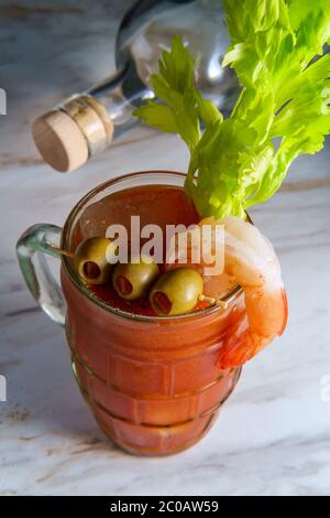 Bloody Mary Wodka Cocktail in einem Bier stein mit Garnelen garnieren auf Marmor Küchentisch Stockfoto