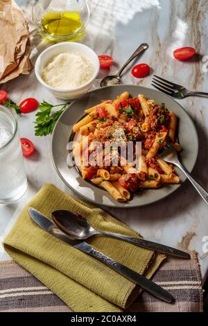 Authentisches italienisches Abendessen Penne ragu alla Bolognese Stockfoto