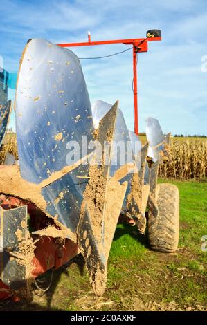 Ein Pflug oder Pflug, um die Felder vor der Aussaat zu pflügen. Es ist landwirtschaftliche Ausrüstung und landwirtschaftlichen Zyklus. Stockfoto