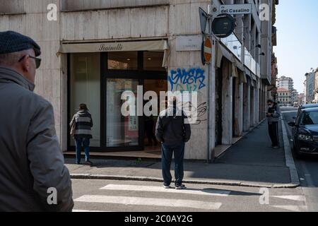 Menschen respektieren soziale Distanzierung für den Eintritt in eine Bäckerei im Stadtzentrum. (Einschränkung für Coronavirus-Krankheit/SARS-Cov-2, COVID-19-Ausbruch) Stockfoto