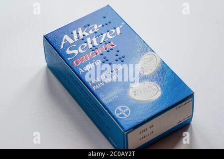 Eine Packung wasserlöslicher Alka Seltzer Aspirin Tabletten von Bayer hergestellt Stockfoto