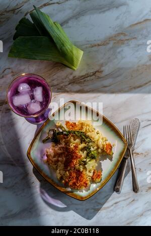 Brokkoli rabe und Lauch mac und Käse mit harschem Sonnenlicht Stockfoto