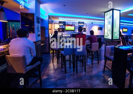 Madrid, Spanien. Juni 2020. Fans in einer Bar, in der Nähe des Ramon Sanchez Pizjuan Stadions, schauen sich das Fußballspiel während der Covid-19 Pandemie im Fernsehen an. 11. Juni 2020 in Sevilla, Spanien Quelle: CORDON PRESS/Alamy Live News Stockfoto