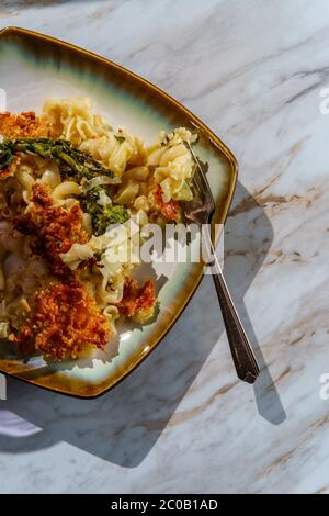 Brokkoli rabe und Lauch mac und Käse mit harschem Sonnenlicht Stockfoto