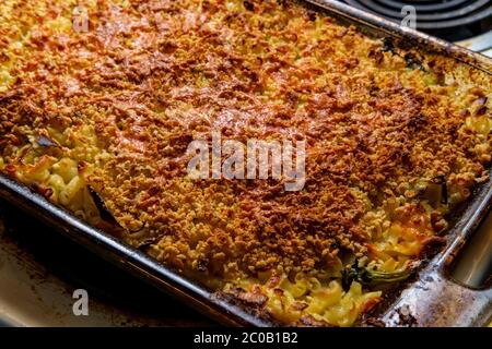 Brokkoli rabe und Lauch mac und Käse in großen Auflauf Gericht Stockfoto