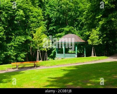 Grüner Holzpark Pavillon in sonnigen Sommertag Stockfoto