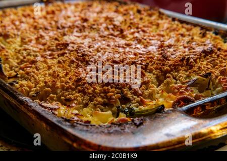 Brokkoli rabe und Lauch mac und Käse in großen Auflauf Gericht Stockfoto