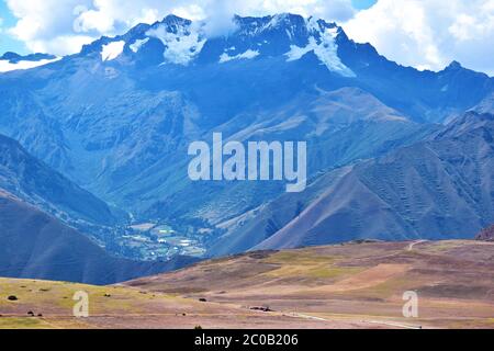Peruanische Landschaft in Maras oberhalb des Urubamba-Tals bei Cusco, Peru. Stockfoto