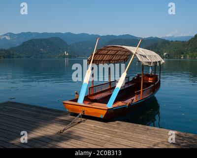 Traditionelle Holzboote mit Dach auf dem See, Bled, Slowenien Stockfoto