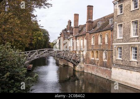 Die hölzerne Fußgängerbrücke am Queens' College, Cambridge, bekannt als die Mathematische Brücke. Teil der Universität Cambridge. Stockfoto