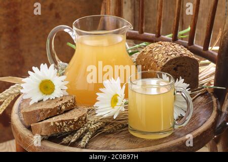 Das Korn trinken - kwass (kvas) in den durchsichtigen Krug und das Roggenbrot Stockfoto