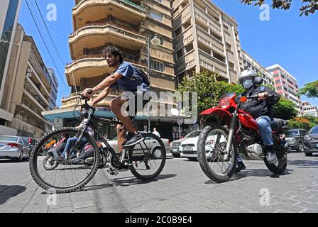 Beirut, Libanon. Juni 2020. Ein Mann fährt mit dem Fahrrad in Beirut, Libanon, 11. Juni 2020. Seit die Regierung Beschränkungen zur Eindämmung der COVID-19-Pandemie verhängte, ist es in letzter Zeit im Libanon zu einer gemeinsamen Szene geworden, dass immer mehr junge Männer und Frauen Fahrrad fahren. ZU GEHEN MIT "Feature: Libanesen Jugendliche erhöhen die Nutzung von Fahrrädern inmitten von Einschränkungen über COVID-19" Credit: Bilal Jawich/Xinhua/Alamy Live News Stockfoto