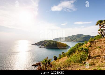 Blick auf die Insel und das Meer von Laem Phromthep Stockfoto