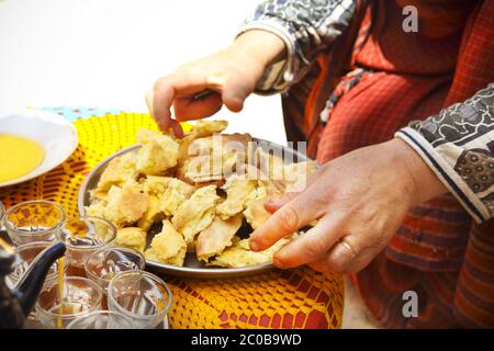 Beduinenfrau in traditioneller Kleidung, die Brot vorbereitet Stockfoto