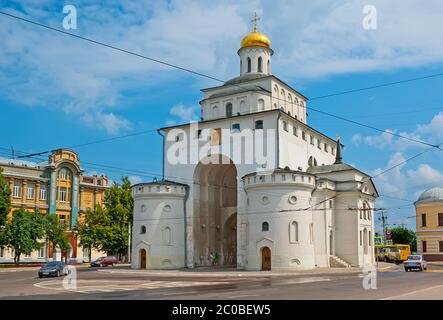 VLADIMIR, RUSSLAND - 30. JUNI 2013: Das mittelalterliche Goldene Tor (Zolotye Vorota) war das Stadttor mit der barbican Kirche der Deposition der Jungfrau-Robe, Stockfoto