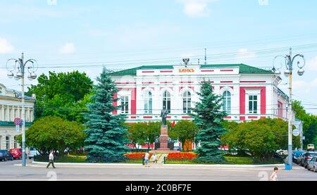 WLADIMIR, RUSSLAND - 30. JUNI 2013: Die Fassade des historischen Gebäudes der Zentralbank und Denkmal von Lenin inmitten der Blumenbeete im Vordergrund, am Jun Stockfoto