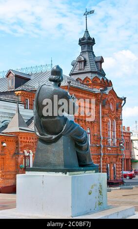 Das prächtige Gebäude des ehemaligen Stadtrats im gotischen Stil aus rotem Backstein mit Reliefdetails und Turm, hinter dem Denkmal Andrej Rublev, Wladimir, Russi Stockfoto