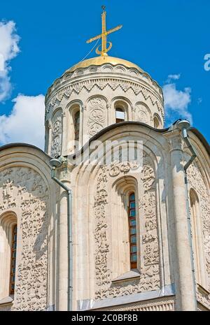 Die Buchten und die Kuppel der Kathedrale St. Demetrius, reich mit Relief animalischen und floralen Mustern, Vladimir, Russland dekoriert Stockfoto