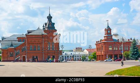 WLADIMIR, RUSSLAND - 30. JUNI 2013: Architektonisches Ensemble der Bolshaya Moskovskaya Straße mit roten Backsteingebäuden, gekrönt mit Türmen und dekoriert Witz Stockfoto