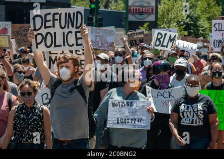 Die Marschierenden für "Black Lives Matter" in Chicago begannen mit einer riesigen Kundgebung im Union Park auf der nahen Westseite, bevor sie auf der Ashland Avenue in Richtung Norden und dann auf der Division Street in Richtung Westen fuhren. Die Schätzungen der insgesamt friedlichen Menge reichten von 20,000 bis 30,000 Demonstranten. Die Kundgebung und der marsch wurden in vier Tagen von der Gruppe 'Activate:Chi' organisiert, nach der Tötung von George Floyd durch Minneapolis Polizei. Diese Marschers sind auf Ashland Avenue. Stockfoto