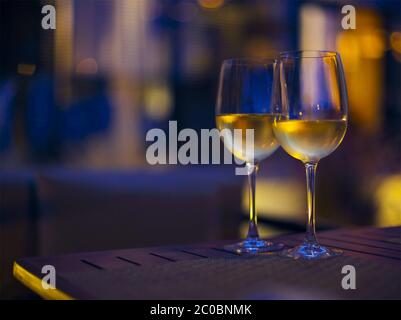 Zwei Gläser Weißwein in der Nacht Stockfoto