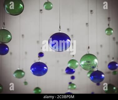 Hängende Glühlampen mit Tiefenschärfe Stockfoto