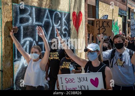 Die Marschierenden für "Black Lives Matter" in Chicago begannen mit einer riesigen Kundgebung im Union Park auf der nahen Westseite, bevor sie auf der Ashland Avenue in Richtung Norden und dann auf der Division Street in Richtung Westen fuhren. Die Schätzungen der insgesamt friedlichen Menge reichten von 20,000 bis 30,000 Demonstranten. Die Kundgebung und der marsch wurden in vier Tagen von der Gruppe 'Activate:Chi' organisiert, nach der Tötung von George Floyd durch Minneapolis Polizei. Diese Marschers sind auf Ashland Avenue. Stockfoto