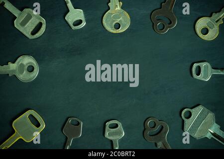 Verschiedene Sorten von Vintage-Tasten in kreisförmigem Muster auf Holzhintergrund platziert. Platz in der Mitte kopieren. Idee für Schlüssel zur Lösung von Geschäftsproben Stockfoto