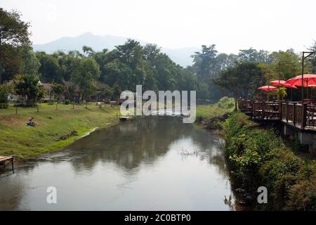 Die kleine Stadt Pai im Norden Thailands, am gleichnamigen Fluss, ist ein beliebtes Ziel und Enklave für westliche Hippies und Rucksacktouristen. Stockfoto
