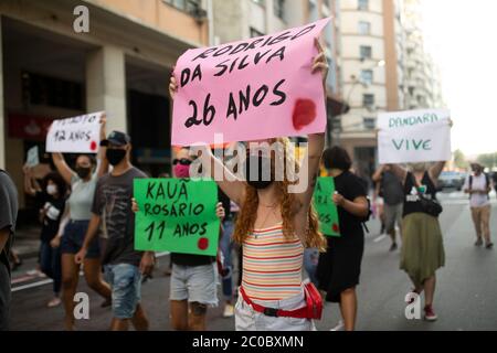 Niteroi, Rio de Janeiro, Brasilien. Juni 2020. Während der Covid-Pandemik19 gingen Demonstranten in der Innenstadt von NitreÃ³i, Stadt in der Metropolregion Rio de Janeiro, auf die Straße, denn die Black Lives Matters Aktion protestierte an diesem Donnerstagnachmittag (11) gegen den Rassismus und Tod von Schwarzen durch Polizeigewalt. Auf dem Foto halten Demonstranten Schilder mit Namen von brasilianern, die an Polizeigewalt sterben. Kredit: Fernando Souza/ZUMA Wire/Alamy Live News Stockfoto