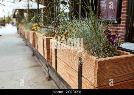 Holzkästchen mit einer Vielzahl von Pflanzen und Blumen entlang der Pearl Street Mall gefüllt. Boulder, Colorado, USA Stockfoto