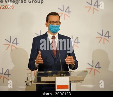 Lednice, Tschechische Republik. Juni 2020. Der polnische Ministerpräsident Mateusz Morawiecki spricht auf einer gemeinsamen Pressekonferenz in Lednice, Tschechien, am 11. Juni 2020. Der Premierminister der Visegrad-Gruppe (V4), bestehend aus der Tschechischen Republik, Polen, Ungarn und der Slowakei, hat am Donnerstag eine "faire" Verteilung des Rückforderungsfonds der Europäischen Union (EU) gefordert. Kredit: Dana Kesnerova/Xinhua/Alamy Live News Stockfoto