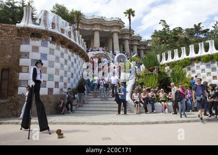 Massen von Touristen in den Eingang zum Park Güell, Stockfoto