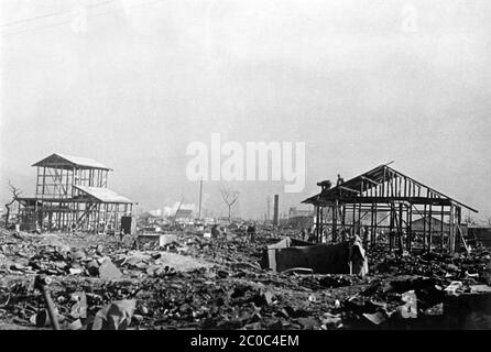 [ 1945 Japan - Atombombenabwurf auf Hiroshima ] - Archivfoto der US-Militärs von den Folgen der Atombombenabwürfe auf Hiroshima, Februar 1945 (Showa 21). Neue Holzhäuser im Bau in den Ruinen der bombardierten Stadt. Warnung: Klar, aber etwas unscharf. Silberdruck mit Vintage-Gelatine aus dem 20. Jahrhundert. Stockfoto