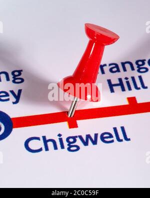 London, Großbritannien - 10. Juni 2020: Ein Kartennadel, der die Lage der Chigwell Station auf einer Londoner U-Bahn-Karte markiert Stockfoto