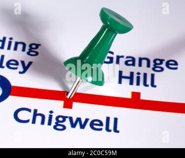 London, Großbritannien - 10. Juni 2020: Ein Kartennadel, der die Lage der Chigwell Station auf einer Londoner U-Bahn-Karte markiert Stockfoto