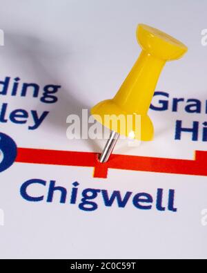 London, Großbritannien - 10. Juni 2020: Ein Kartennadel, der die Lage der Chigwell Station auf einer Londoner U-Bahn-Karte markiert Stockfoto