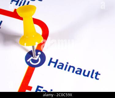 London, Großbritannien - 10. Juni 2020: Ein Kartenstift, der die Lage der Hainault Station auf einer Londoner U-Bahn-Karte markiert Stockfoto