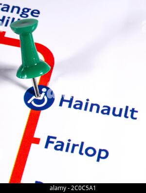 London, Großbritannien - 10. Juni 2020: Ein Kartenstift, der die Lage der Hainault Station auf einer Londoner U-Bahn-Karte markiert Stockfoto