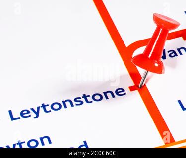 London, Großbritannien - 10. Juni 2020: Ein Kartennadel, der die Lage der Station Leytonstone auf einer Londoner U-Bahn-Karte markiert. Stockfoto