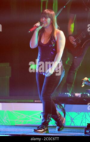 HOLLYWOOD FL - FEBRUAR 16 : ein übergewichtiger aussehender Kelly Clarkson tritt bei Hard Rock live im Seminole Hard Rock Hotel & Casino auf. Kelly Brianne Clarkson (* 24. April 1982 in England) ist eine amerikanische Sängerin, Songwriterin und gelegentliche Schauspielerin. Clarkson kam in den Vordergrund, nachdem er der Gewinner der Eröffnungssaison der Fernsehserie American Idol: The Search for a Superstar in 2002 und würde später der zweite in der TV-Special World Idol in 2003. Am 16. Februar 2012 in Hollywood, Florida. Personen: Kelly Clarkson Stockfoto