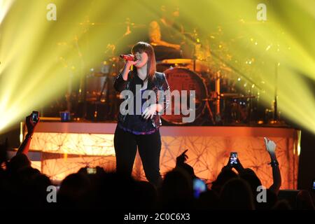 HOLLYWOOD FL - FEBRUAR 16 : ein übergewichtiger aussehender Kelly Clarkson tritt bei Hard Rock live im Seminole Hard Rock Hotel & Casino auf. Kelly Brianne Clarkson (* 24. April 1982 in England) ist eine amerikanische Sängerin, Songwriterin und gelegentliche Schauspielerin. Clarkson kam in den Vordergrund, nachdem er der Gewinner der Eröffnungssaison der Fernsehserie American Idol: The Search for a Superstar in 2002 und würde später der zweite in der TV-Special World Idol in 2003. Am 16. Februar 2012 in Hollywood, Florida. Personen: Kelly Clarkson Stockfoto