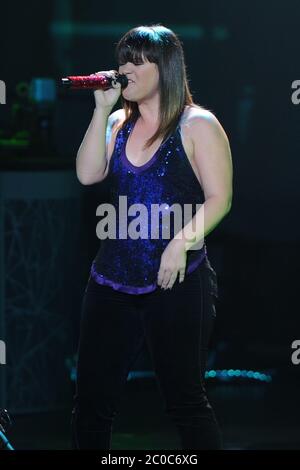 HOLLYWOOD FL - FEBRUAR 16 : ein übergewichtiger aussehender Kelly Clarkson tritt bei Hard Rock live im Seminole Hard Rock Hotel & Casino auf. Kelly Brianne Clarkson (* 24. April 1982 in England) ist eine amerikanische Sängerin, Songwriterin und gelegentliche Schauspielerin. Clarkson kam in den Vordergrund, nachdem er der Gewinner der Eröffnungssaison der Fernsehserie American Idol: The Search for a Superstar in 2002 und würde später der zweite in der TV-Special World Idol in 2003. Am 16. Februar 2012 in Hollywood, Florida. Personen: Kelly Clarkson Stockfoto