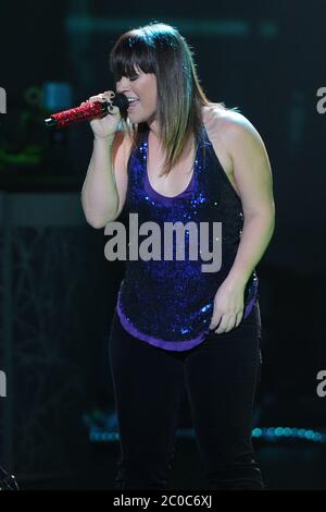 HOLLYWOOD FL - FEBRUAR 16 : ein übergewichtiger aussehender Kelly Clarkson tritt bei Hard Rock live im Seminole Hard Rock Hotel & Casino auf. Kelly Brianne Clarkson (* 24. April 1982 in England) ist eine amerikanische Sängerin, Songwriterin und gelegentliche Schauspielerin. Clarkson kam in den Vordergrund, nachdem er der Gewinner der Eröffnungssaison der Fernsehserie American Idol: The Search for a Superstar in 2002 und würde später der zweite in der TV-Special World Idol in 2003. Am 16. Februar 2012 in Hollywood, Florida. Personen: Kelly Clarkson Stockfoto