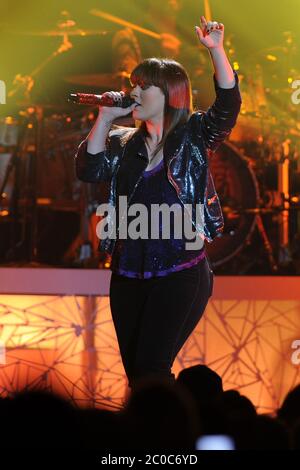 HOLLYWOOD FL - FEBRUAR 16 : ein übergewichtiger aussehender Kelly Clarkson tritt bei Hard Rock live im Seminole Hard Rock Hotel & Casino auf. Kelly Brianne Clarkson (* 24. April 1982 in England) ist eine amerikanische Sängerin, Songwriterin und gelegentliche Schauspielerin. Clarkson kam in den Vordergrund, nachdem er der Gewinner der Eröffnungssaison der Fernsehserie American Idol: The Search for a Superstar in 2002 und würde später der zweite in der TV-Special World Idol in 2003. Am 16. Februar 2012 in Hollywood, Florida. Personen: Kelly Clarkson Stockfoto