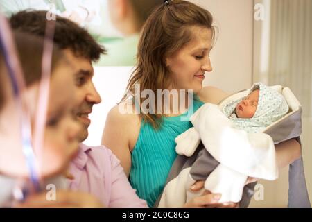 Familie in der Geburtsklinik mit Kleinkind Stockfoto