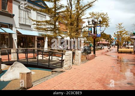 Boulder, Colorado - 27. Mai 2020: Kinderspielplatz mit Kletterfelsen und Fußgängerbrücke in der Pearl Street Mall. Stockfoto